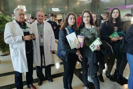 Un total de 35 alumnos de Bachillerato del colegio Virgen de Gracia han conocido el proyecto `Biblioteca del Paciente. Carrito de la Cultura` (JUNTA DE ANDALUCÍA)