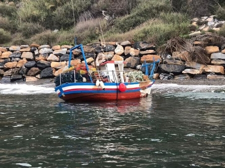 Rescatan a los tres tripulantes del pesquero Betulo tras embarrancar en la costa de Granada (SALVAMENTO MARÍTIMO)