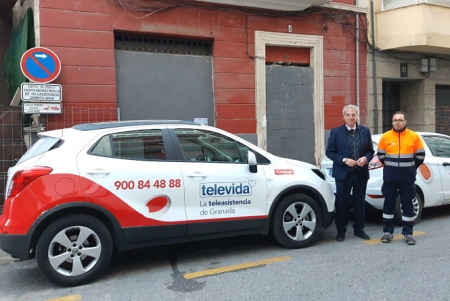 El concejal de Servicios Sociales junto al coche de Televida (AYTO. GRANADA) 