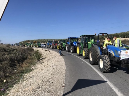 Un momento de la tractorada llevada a cabo en la A-45, en Lucena (Córdoba) (EUROPA PRESS) 