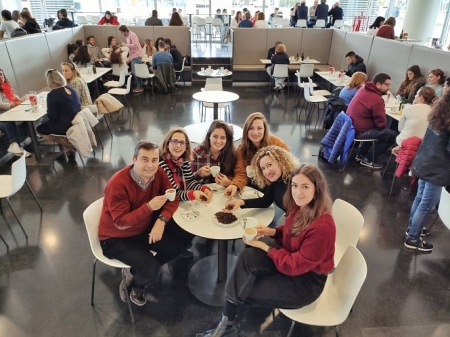 Los autores de esta investigación en la Facultad de Medicina de la UGR. De izquierda a derecha, Juan Antonio Marchal, Houria Boulaiz, Belen García, Ariane Rocha, María Angel García y Gloria Ruiz (UGR)