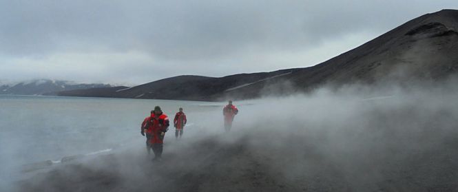 Investigadores y personal de apoyo atravesando una zona de fumarolas en Caleta Péndulo, isla Decepción (UGR) Investigadores y personal de apoyo atravesando una zona de fumarolas en Caleta Péndulo, isla Decepción (UGR)
