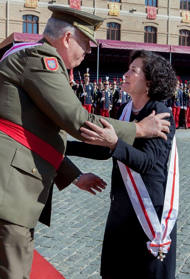 Imagen de la imposición de la Gran Cruz del Mérito Militar con Distintivo Blanco a Pilar Aranda (MINISTERIO DE DEFENSA)