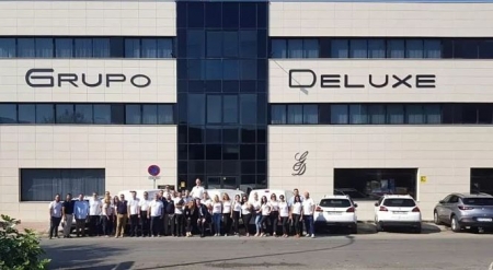 Imagen de la plantilla del Grupo Deluxe a las puertas de sus oficinas en Granada (GRUPO DELUXE) 