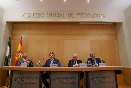 Imagen de la ponencia en el Colegio Oficial de Psicólogos (AYTO. GRANADA) 