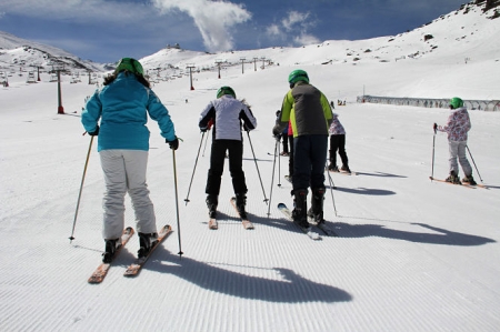 Esquiadores en Sierra Nevada (J. GROSSO / DIPGRA) 