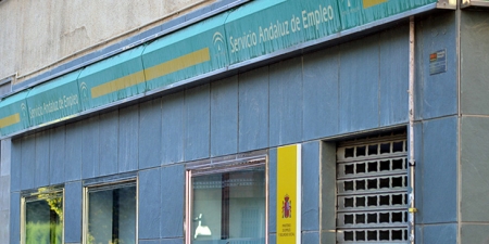 Fachada de una oficina del servicio de empleo en la capital granadina (GRN)