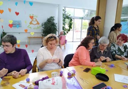 Mujeres de Vegas del Genil tejiendo `Mariposas moradas` (AYTO. VEGAS DEL GENIL)