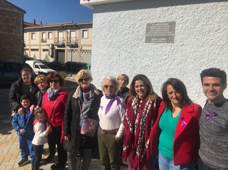 Reparto de lazos morados en Otura (AYTO. OTURA) 