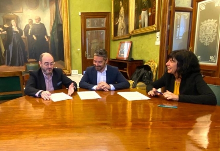 Imagen de la firma del convenio (JAVIER ALGARRA)