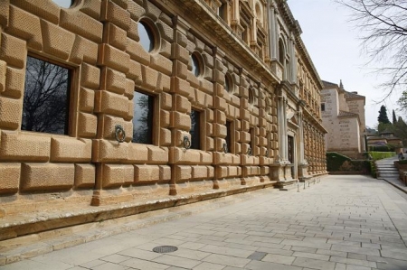 El entorno del Palacio de Carlos V, vacío tras cierre de la Alhambra a causa de la crisis del coronavirus (ÁLEX CÁMARA-EUROPA PRESS) 