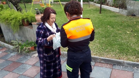 Miembros de Protección Civil de Monachil llevan medicinas y alimentos a varios mayores del municipio (AYTO. MONACHIL) 