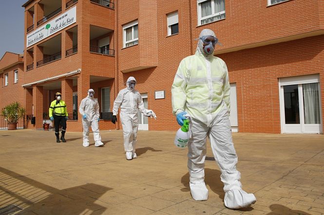 La UME interviene en una Residencia de mayores de La Zubia (Granada) para desinfectar por Coronavirus (ÁLEX CÁMARA - EUROPA PRESS) La UME interviene en una Residencia de mayores de La Zubia (Granada) para desinfectar por Coronavirus (ÁLEX CÁMARA - EUROPA PRESS)