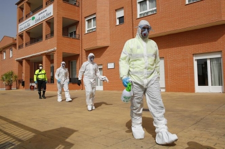 La UME interviene en una Residencia de mayores de La Zubia (Granada) para desinfectar por Coronavirus (ÁLEX CÁMARA - EUROPA PRESS) 