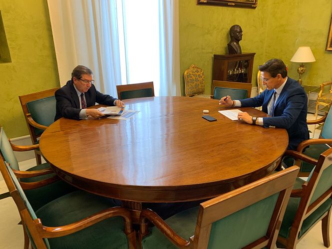 Imagen de la reunión entre el Alcalde, Luis Salvador y el concejal de Economía, Luis González (AYUNTAMIENTO) Imagen de la reunión entre el Alcalde, Luis Salvador y el concejal de Economía, Luis González (AYUNTAMIENTO)