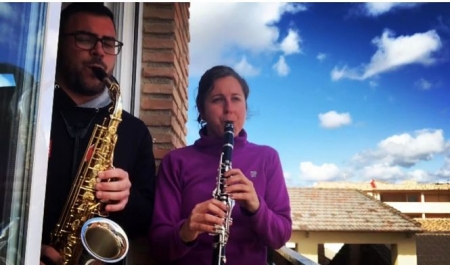 Músicos tocando desde sus balcones (AYTO. CÚLLAR VEGA) 