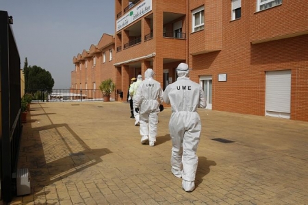 Imagen de archivo de miembros de la UME entrando en la residencia de mayores de La Zubia para desinfectar por Coronavirus (ÁLEX CÁMARA - EUROPA PRESS 