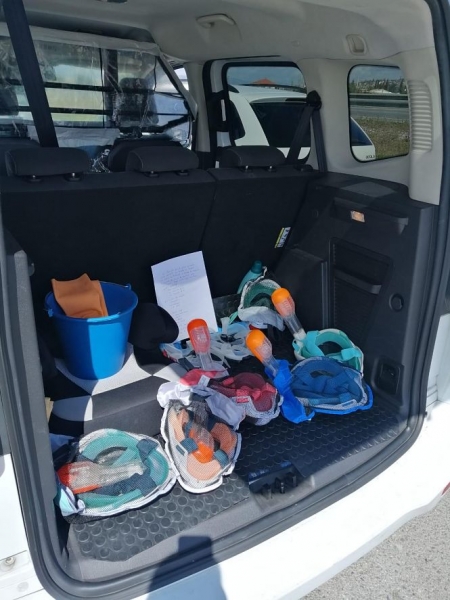 Taxista recogiendo máscaras de Snorkel (AYTO. MONACHIL)