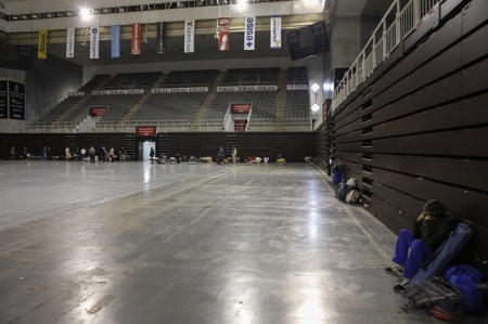 LLegada de personas sin hogar al intererior del Palacio de Deportes (ÁLEX CÁMARA / EUROPA PRESS) 