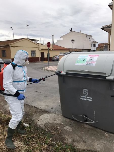 Un operario desinfecta un contenedorv(AYTO. ALBOLOTE) 