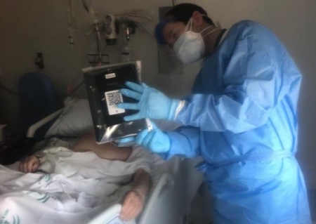 Un enfermero comunica a una paciente con Covid-19 con un familiar (JUNTA) 