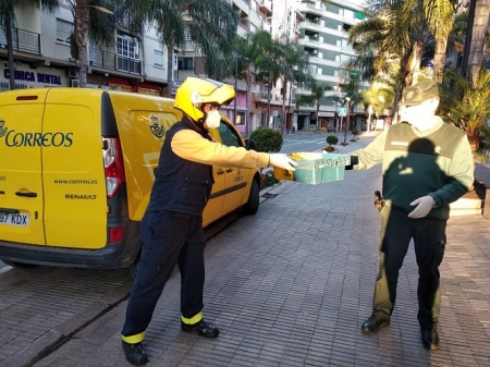 En operario de correos entrega las mascarillas (CORREOS)