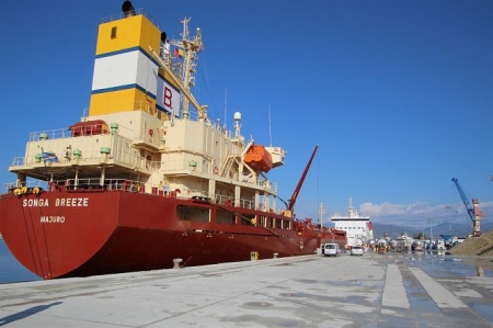 Descarga de alcohol para gel hidroalcohólico en el Puerto de Motril (Granada) (PUERTO DE MOTRIL) 