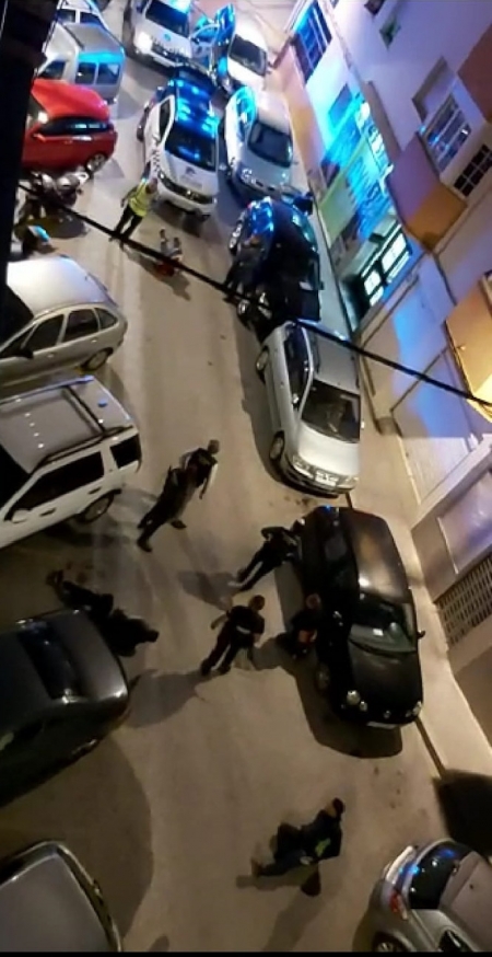 Imagen de la detención de los individuos que pelearon (AYTO. ALMUÑECAR) 