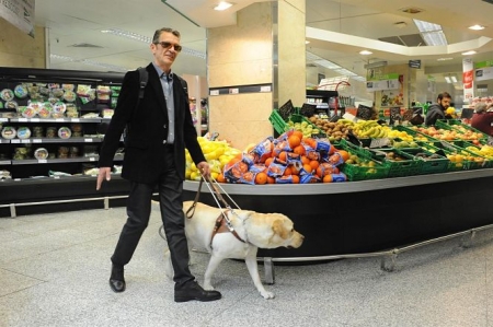 Persona ciega junto a su perro guía (FUNDACIÓN ONCE) 
