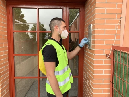 Un voluntario acude a entregar mascarillas (AYTO. MARACENA) 