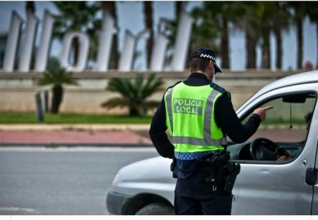 Un Policía Local de Motril en un control (AYTO. MOTRIL) 