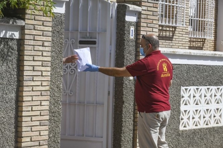 Un voluntario entrega un kit de protección (AYTO. ARMILLA) 