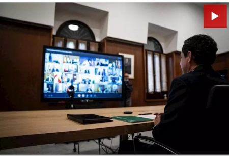 El presidente de Andalucía, Juanma Moreno, en la reunión por videoconferencia con el presidente del Gobierno, Pedro Sánchez (TWITTER / JUANMA_MORENO)