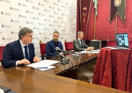 El concejal de Personal de Granada, Francisco Fuentes, interviene en presencia de los portavoces, Manuel Olivares y César Díaz (AYUNTAMIENTO)