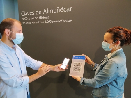 Presentación de los trípticos y de los códigos QR (AYTO. ALMUÑECAR) 