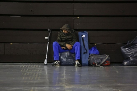 LLegada de personas sin hogar al intererior del Palacio de deportes (ÁLEX CÁMARA - EUROPA PRESS) 