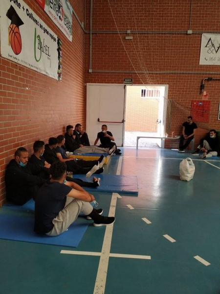 Inmigrantes en el pabellón donde fueron acogidos el lunes pasado en Granada (ASOCIACIÓN PRO DERECHOS HUMANOS DE ANDALUCÍA)
