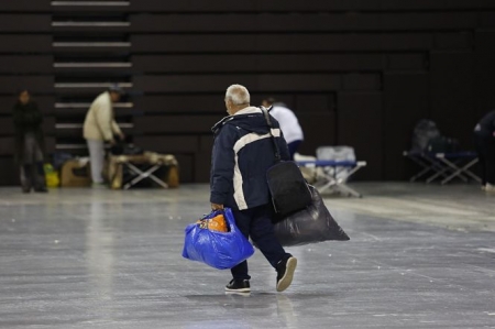 Llegada de personas sin hogar al Palacio de Deportes de Granada en periodo de estado de alarma, en imagen de archivo - ALEX CAMARA / EUROPA PRESS) 