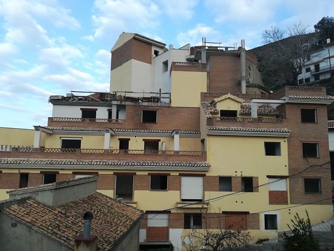 Edificio ilegal construido en la calle Tejares de Monachil, relacionado con una de las sentencias (AYTO. MONACHIL) Edificio ilegal construido en la calle Tejares de Monachil, relacionado con una de las sentencias (AYTO. MONACHIL)