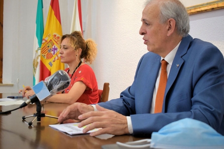 La portavoz del Gobierno local, Marta Nievas y el concejal de Comercio y Consumo, Manuel Montalvo en rueda de prensa (AYTO. ALBOLOTE) 