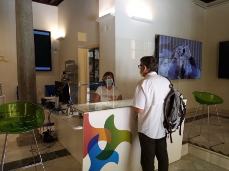 Un turista es atendido en la Oficina (DIPUATCIÓN)