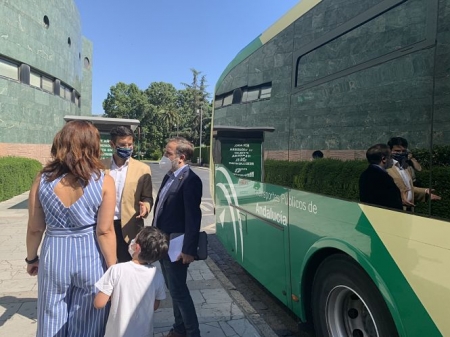 Miembros del PSOE han visitado el intercambiador de autobuses (PSOE) 