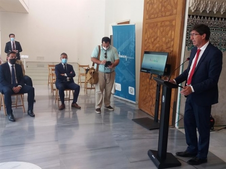 El vicepresidente de la Junta, Juan Marín, interviene en presencia del alcalde de Granada, Luis Salvador, y su edil de Turismo, Manuel Olivares (EUROPA PRESS) 