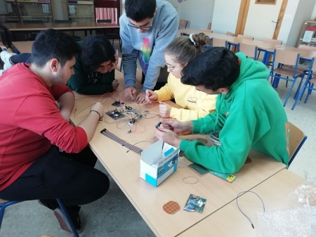 os alumnos del IES Hiponova de Montefrío construyen su prototipo de satélite (AYTO. MONTEFRIO)