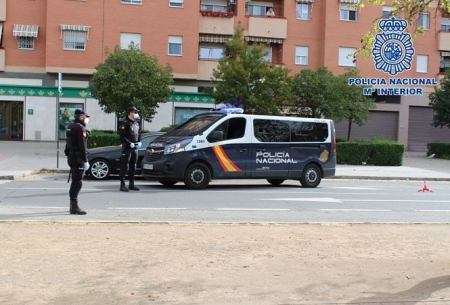 Policias durante un control de tráfico (POLICIA NACIONAL)