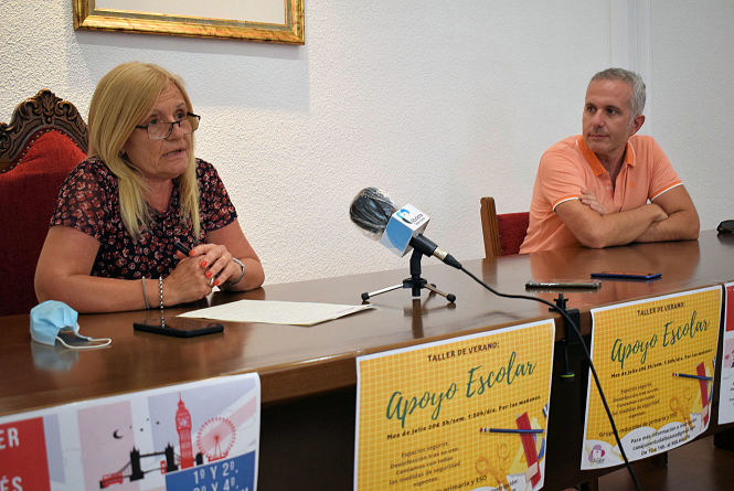 La concejala de Juventud, Mari Carmen Calderay y el técnico de Juventud, Jorge Remacho en rueda de prensa (AYTO. ALBOLOTE) La concejala de Juventud, Mari Carmen Calderay y el técnico de Juventud, Jorge Remacho en rueda de prensa (AYTO. ALBOLOTE)