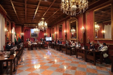 Momento de la votación favorable a las nuevas cuentas municipales (AYUNTAMIENTO GRANADA)