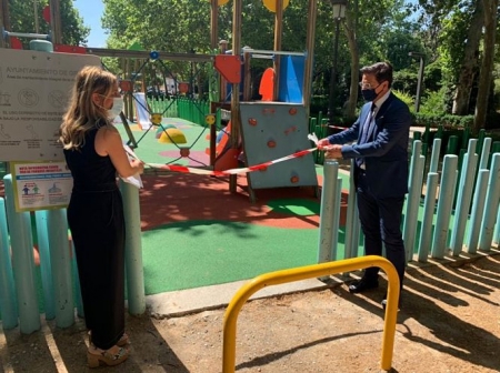 Luis Salvador reabre una zona infantil (AYUNTAMIENTO GRANADA)