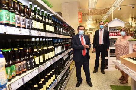 José Entrena durante la visita a El Corte Inglés (R. MARTÍNEZ / DIPGRA)