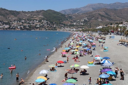 Una playa de Almuñécar este domingo (AYUNTAMIENTO DE ALMUÑÉCAR)